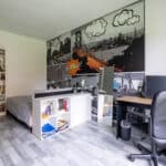 Chambre moderne avec mur style bande dessinée.