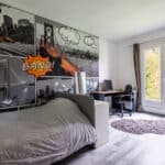 Chambre moderne avec décoration murale de bande dessinée.