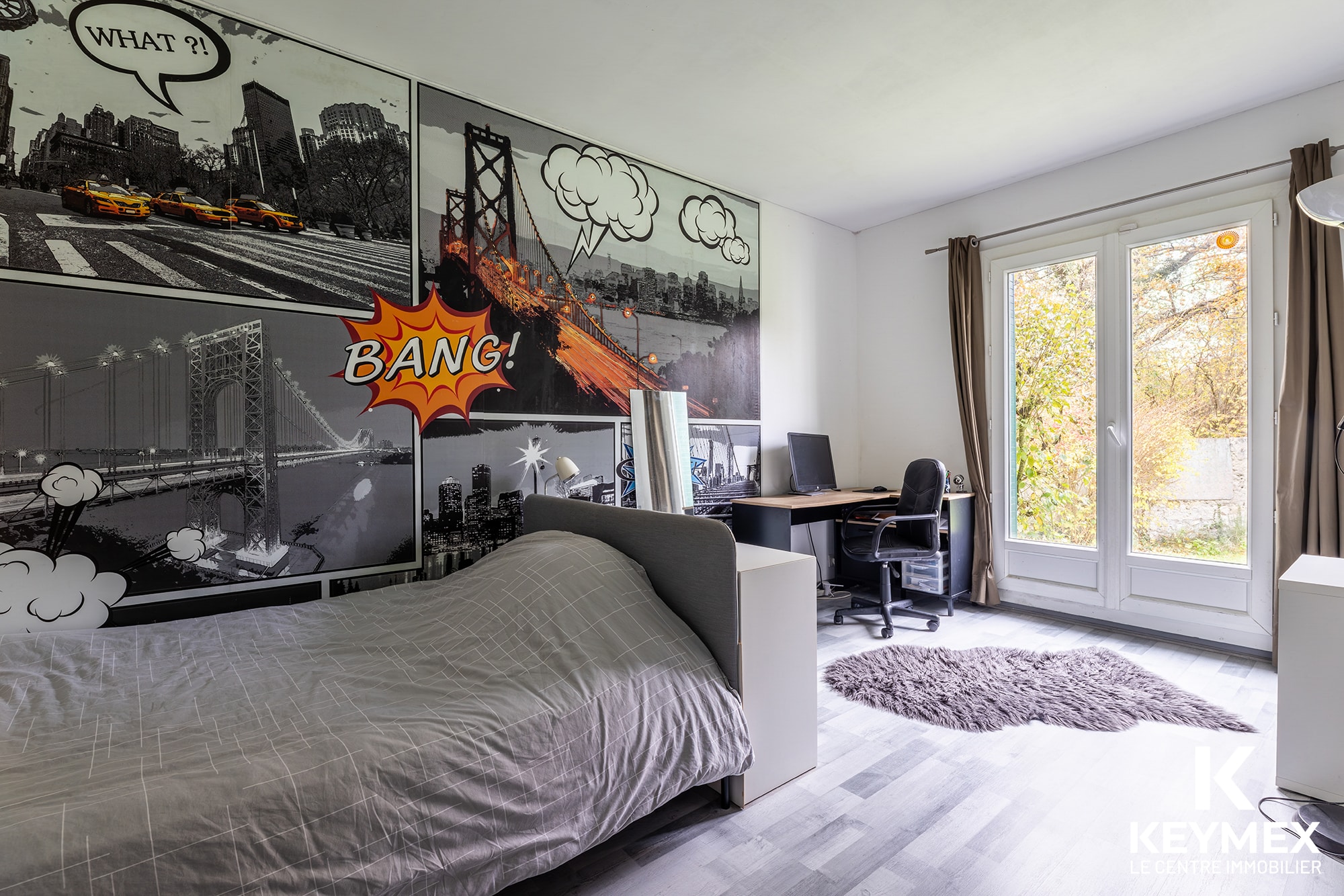 Chambre moderne avec décoration murale de bande dessinée.