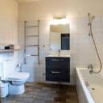 Salle de bain moderne avec baignoire et lavabo