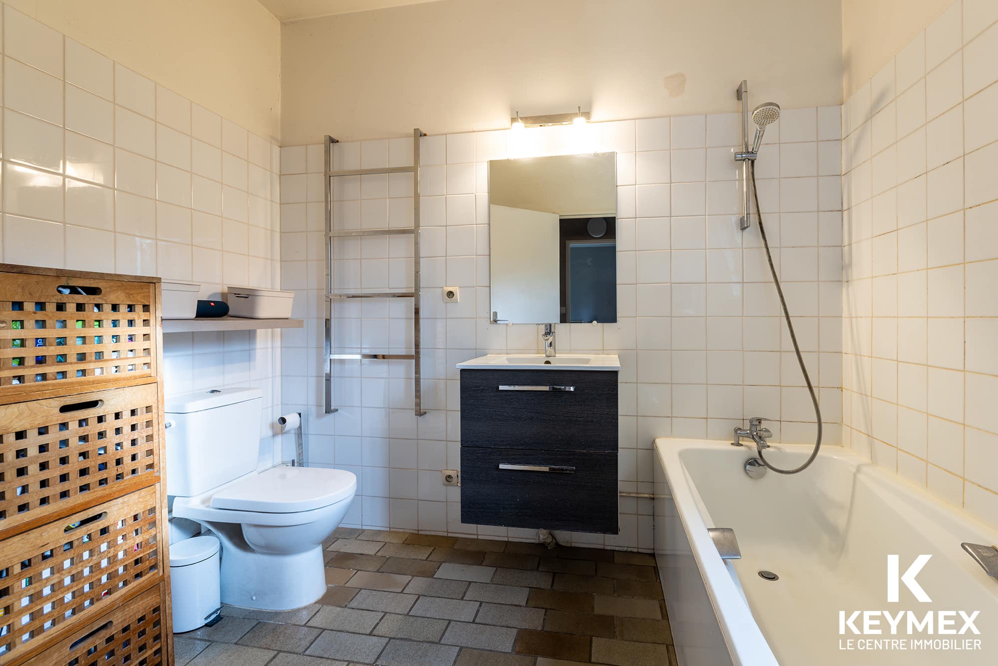 Salle de bain moderne avec baignoire et lavabo