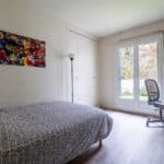 Chambre lumineuse avec bureau près de la fenêtre