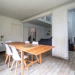 Salle à manger lumineuse avec table en bois, moderne.