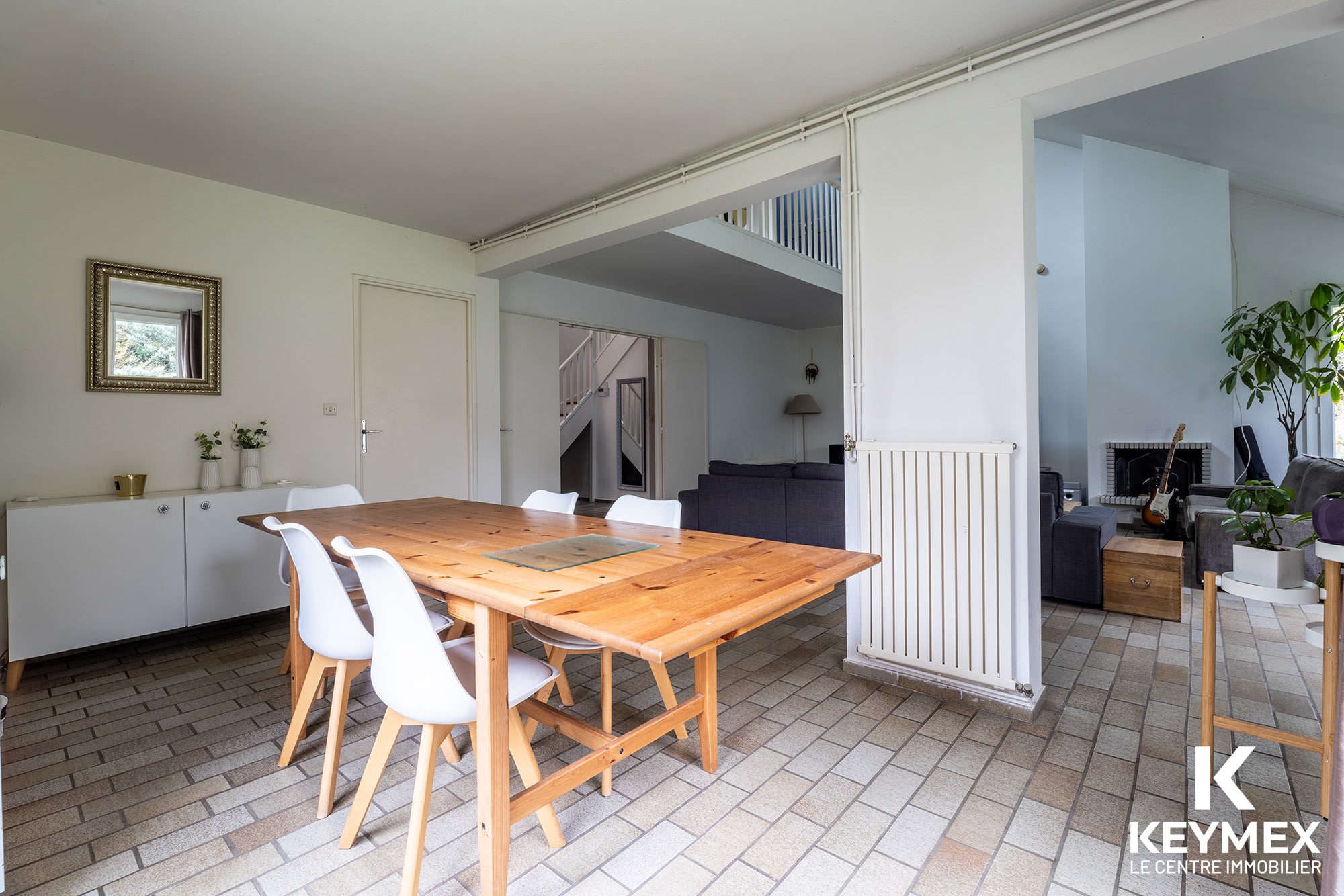 Salle à manger lumineuse avec table en bois, moderne.