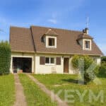 Maison traditionnelle avec jardin, ciel bleu