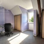 Bureau avec murs violets et fenêtres ouvertes, lumineux.