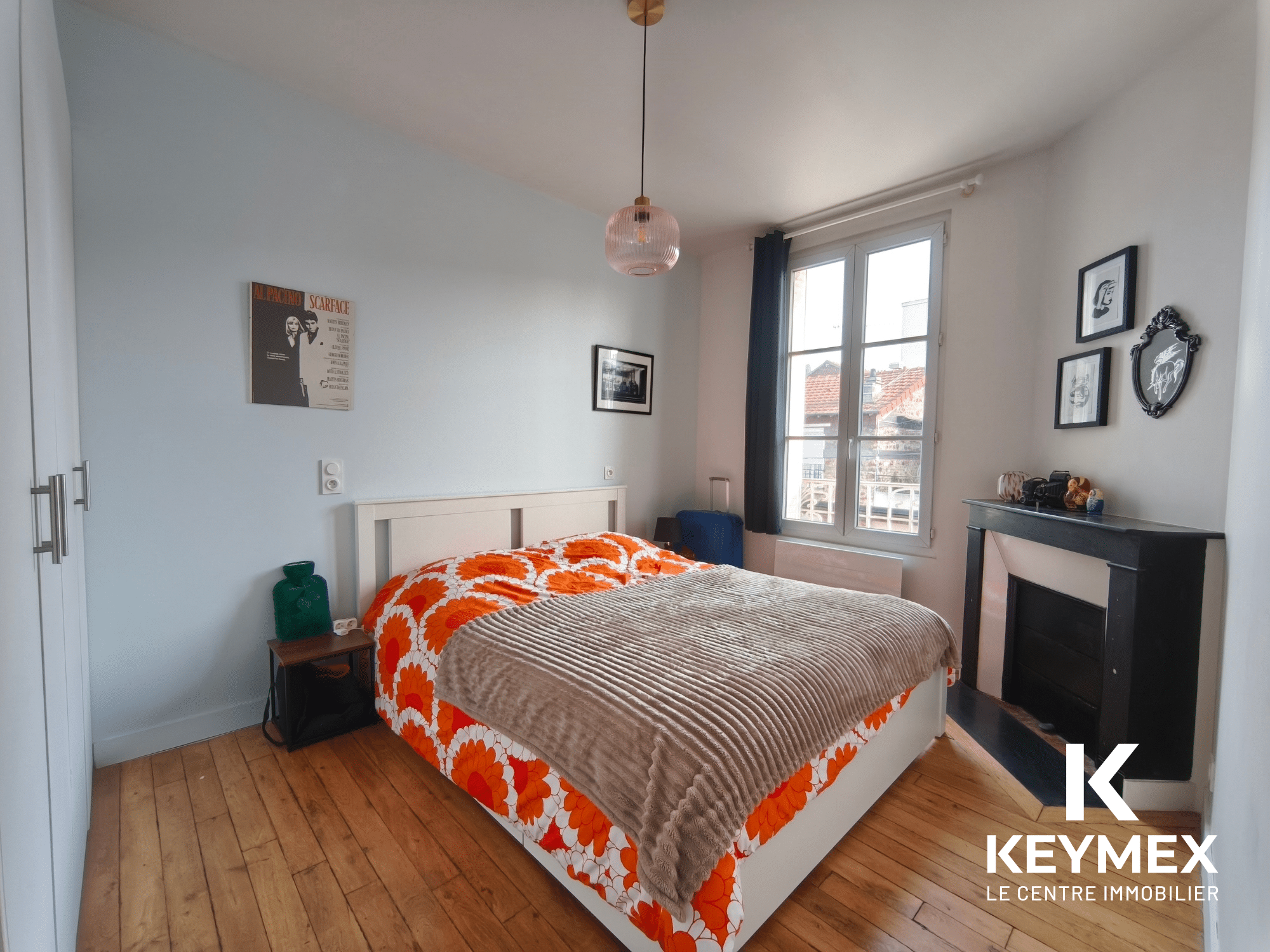 Chambre lumineuse avec lit double et cheminée.